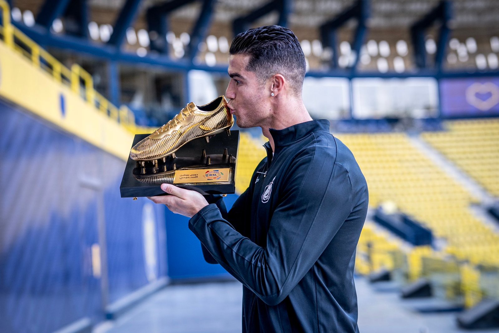 Cristiano Ronaldo Raih Gelar Sepatu Emas Liga Arab Saudi
