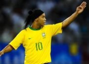 Ronaldinho Dapat Standing Ovation di Bernabéu Usai Tampil Magis Lawan Real Madrid