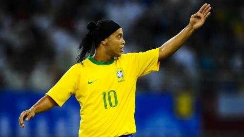 Ronaldinho Disambut Tepuk Tangan Fans Real Madrid