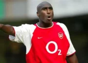Sol Campbell: Bek Legendaris Inggris dengan Perjalanan Karier Penuh Prestasi dan Kontroversi di Dua Klub Rival
